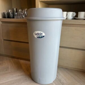 Bote de basura con tapa